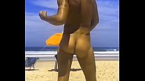 Saad sur la plage nudiste