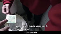 Un jeune fille latino en croisière a payé de l'argent pour sucer 2 mecs dans les toilettes publiques POV