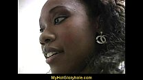 Симпатичная черная девушка сосет большой белый член в любительском видео 34