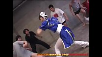 La Japonaise Cosplay Chun-Li tâtonne dans un énorme gangbang de bukkake