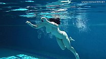 Mujer joven rusa Sheril sumergida bajo el agua