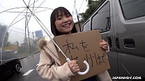 Das japanische Schulmädchen Mikoto Mochida lutscht unzensiert am Schwanz eines Fremden