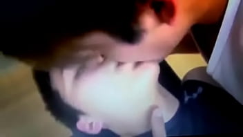 heiße asiatische Jungen Zunge und Ohr saugen, küssen