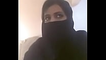 Une milf chaude musulmane expose ses seins lors d'un appel vidéo