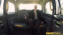 Gefälschte Taxi geile britische blonde MILF tauscht Geschäfte für Hahn