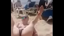 Mujer en la playa nos muestra