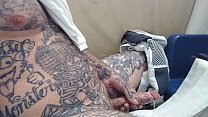Я скучал по своей девушке, и мне пришлось погладить эту большую татуировку на белом члене. 2 (кончил)