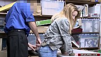 Weibliche Ladendiebin von Mall Guard gefickt