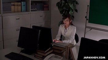 Офисная японка Айхара Михо мастурбирует на работе без цензуры