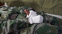 Soldado chino masturbación con la mano