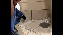 Индийский мужик дрочит большой хуй в туалете