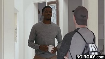 Chico blanco heterosexual chupando una gran polla negra por 300 $ - sexo gay interracial