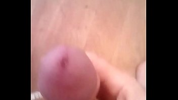 Мочу, как большой фонтан, из моего огромного, дергающегося и твердого члена, по всему полу, пока я сидел на унитазе
