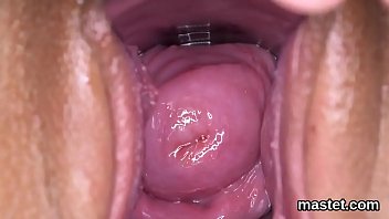 Garota tcheca incomum abre sua vulva apertada para o bizarro