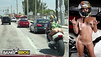 BANGBROS - Big Booty Latin Babe Sophia Steele cavalca una moto e un cazzo