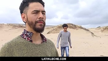 LatinLeche - Un étalon latino très chaud se fait sucer par la plage