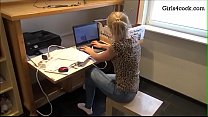 Пососи моего босса для повышения, могу ли я сосать твой член, босс? Моя бесплатная чат-комната - Girls4cock.com/siswet19