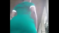 Enfermeira de bunda grande ganense mostrando movimentos de twerking