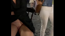 Frau spreizt Beine, um Pussy für turists zu zeigen
