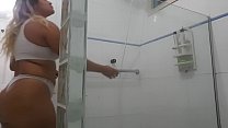 Попал в Сеть !!! Моя жена принимает душ, собираясь заняться сексом с 4 одаренными черными !!!