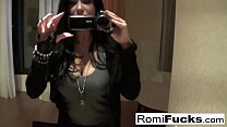 Sexe à la maison dans un hôtel avec la sexy Romi Rain