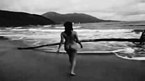 ビーチで裸の妻