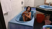 Sarika teenager indiano con grande tette nella doccia
