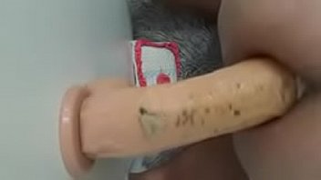 Приятно быть на четвереньках и быть трахнутым действительно большим и толстым рулоном, но, поскольку его нет, это приносит внутреннее утешение !!!!!
