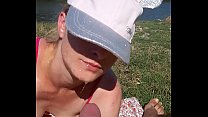 Его жена сосет его член на пляже, чтобы загореть его кожу. Жена была напугана, потому что она была на публике и боялась, что ее не увидят другие.
