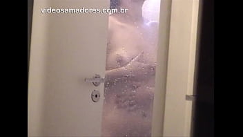 Chica se ducha con la puerta abierta y es filmada desnuda