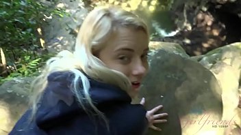Юную блондинку трахают и сосут член в лесу (Райли Стар)