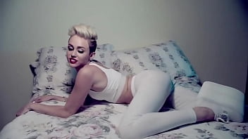Miley Cyrus secouant son cul