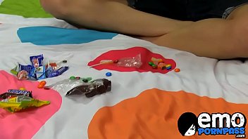 Лизание леденца на палочке, твинк сосет хуй перед аналом и камшотом на лицо