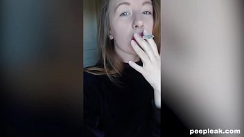 Красотка обожает курить и мастурбировать в любительском видео