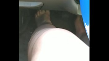 Curvymetalhead em um vídeo de fetiche por pés