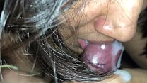 Mulher indiana mais sexy closeup chupando pau com esperma na boca