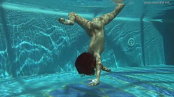 イリーナロシアは水中でセクシーな体を示しています