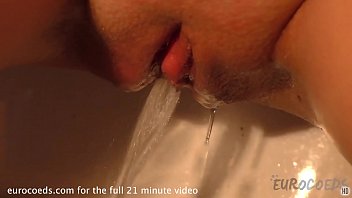 20anni maria usa un dildo per raggiungere l'orgasmo e fare pipì
