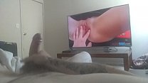 Ducky7707 se corre mientras se masturba mientras ve porno