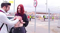 AMATEUR EURO - La rouquine espagnole Silvia Rubi se fait prendre par un mec et baise avec lui au MMF