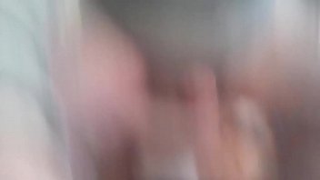 Смотри, как я сижу на унитазе, отчаянно и безжалостно дрочу свой тугой и дергающийся, постоянно твердый, огромный жесткий член с голым носом, ох, секси