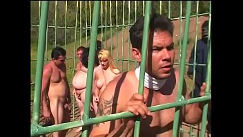 Молоденькая рыжая вирт с маленькими сиськами Флик Шагвелл и чувак трахаются в клетке на природе на планете обезьян