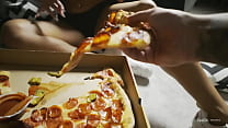Splendida modella rumena che mangia pizza e Nutella nuda