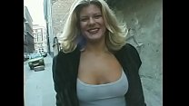 La bombe blonde européenne Cynthia Palmers avec de gros heurtoirs naturels accepte volontiers la proposition de trois hommes costauds de s’amuser