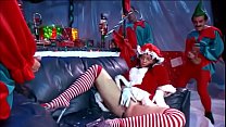 Потрясающая классическая брюнетка Дафна Розен наслаждается, когда три рождественских эльфа атакуют ее своими инструментами
