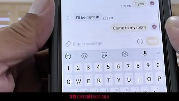 Mujer joven cachonda se folla a su hermanastro después de que él le envía un mensaje de texto con fotos de su polla