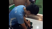 Ragazzo nudo cinese nel club sportivo di Phnom Penh