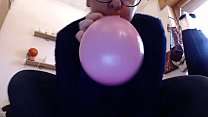 Te kolorowe balony podniecają twoją matkę do tego stopnia, że piszcze na niej jak nigdy dotąd