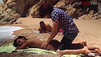 VIP SEX VAULT - Cómo acercarse a una chica en la playa y follarla (Noe Milk y Antonio Ross)