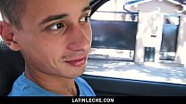 LatinLeche - Sweet Boy chupa la polla del camarógrafo en un coche por algo de dinero